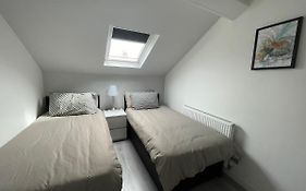 Ryan Air I Bnb - Lfc Apartments